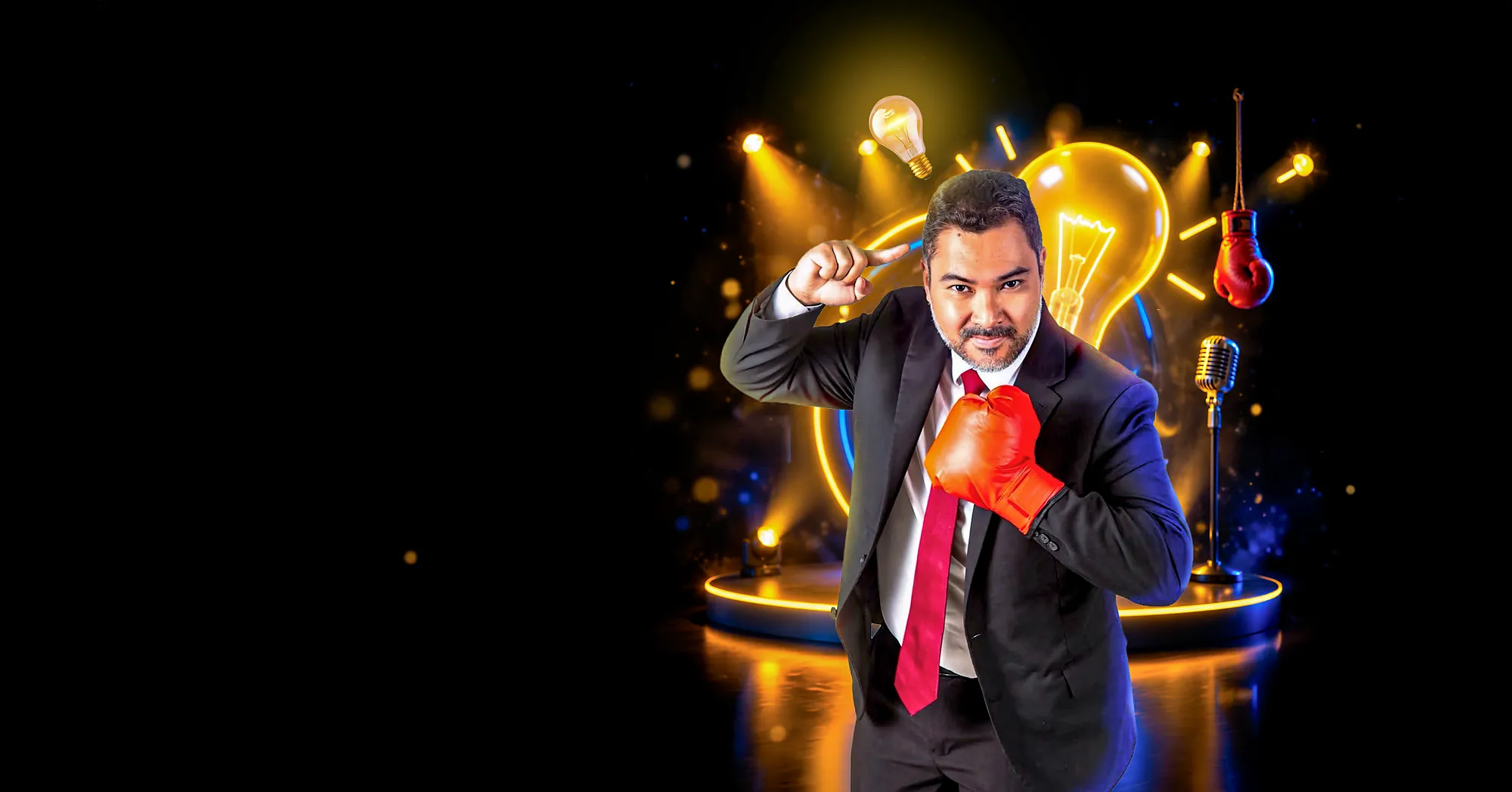 Clayton Yaso de terno, sorrindo, com uma luva de boxe vermelha, diante de uma lâmpada gigante acesa, celulares flutuando e um microfone de palco.